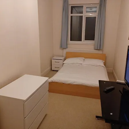 25 Avenue Victoria Flat 2 * Scarborough