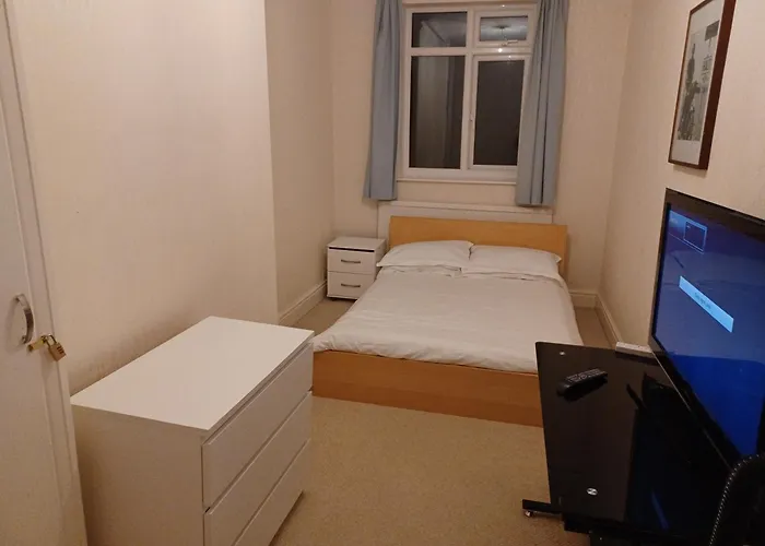 25 Avenue Victoria Flat 2 * Scarborough